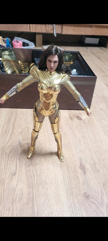 핫토이 84 원더우먼 디럭스 에디션 판매합니다.--7