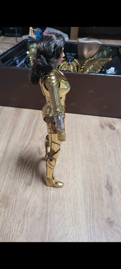 핫토이 84 원더우먼 디럭스 에디션 판매합니다.--8