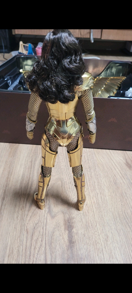 핫토이 84 원더우먼 디럭스 에디션 판매합니다.--9