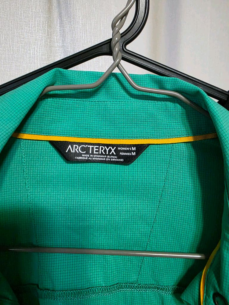 아크테릭스 셔츠 바람막이 이미지