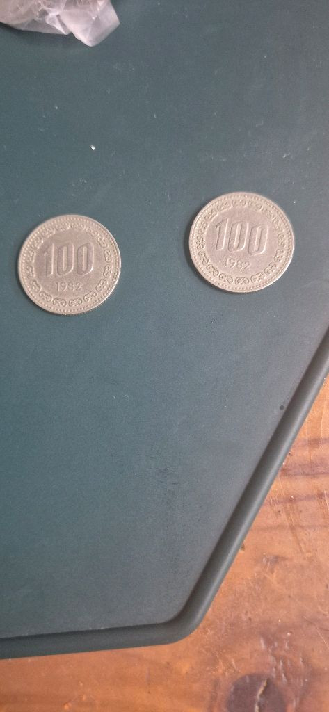 1982년 100원 동전 2개 세트--2