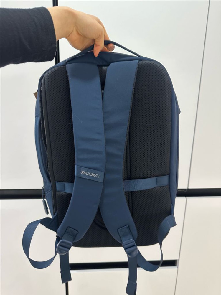 노트북 백팩 XD디자인 바비 에어 백팩 네이비 색상 새제품--1