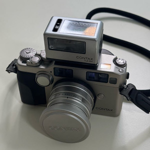 콘탁스 G2 필름 카메라와 TLA 200 플래시, Carl Zeiss Planar 2/45 렌즈 구성 이미지