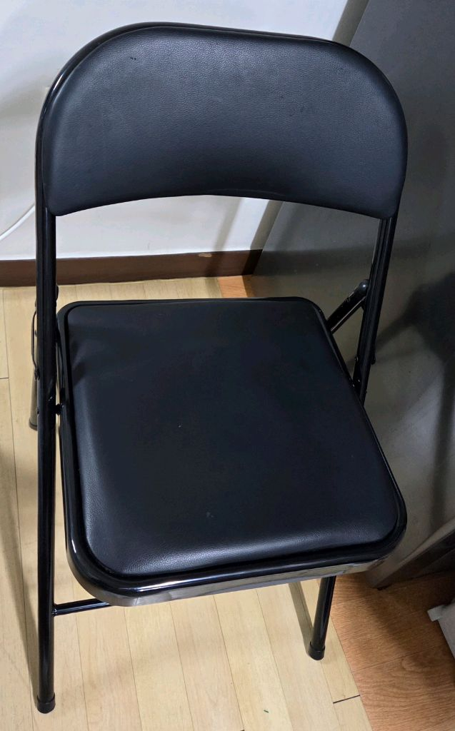 공릉동)인테리어 접의식 블랙의자 2개 일괄--1