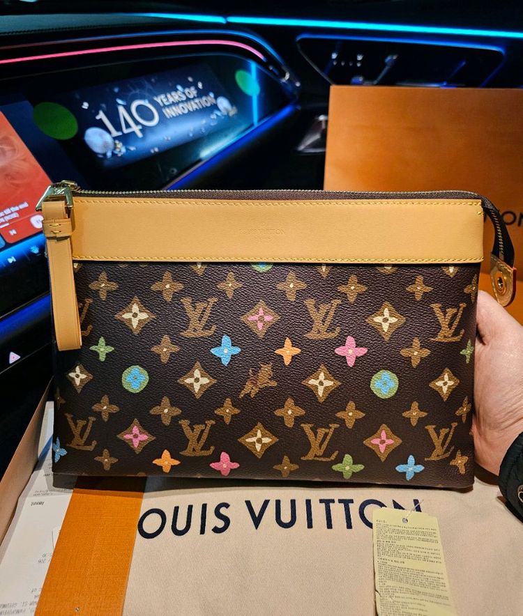 루이비통 타일러x퍼렐 강아지 초콜렛 포쉐트 클러치백 (새상품)--0