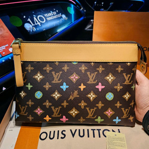 루이비통 타일러x퍼렐 강아지 초콜렛 포쉐트 클러치백 (새상품)