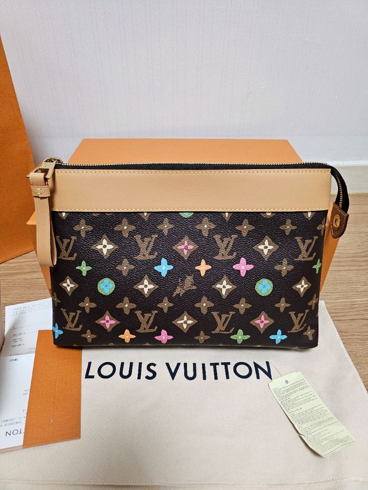 루이비통 타일러x퍼렐 강아지 초콜렛 포쉐트 클러치백 (새상품)--3