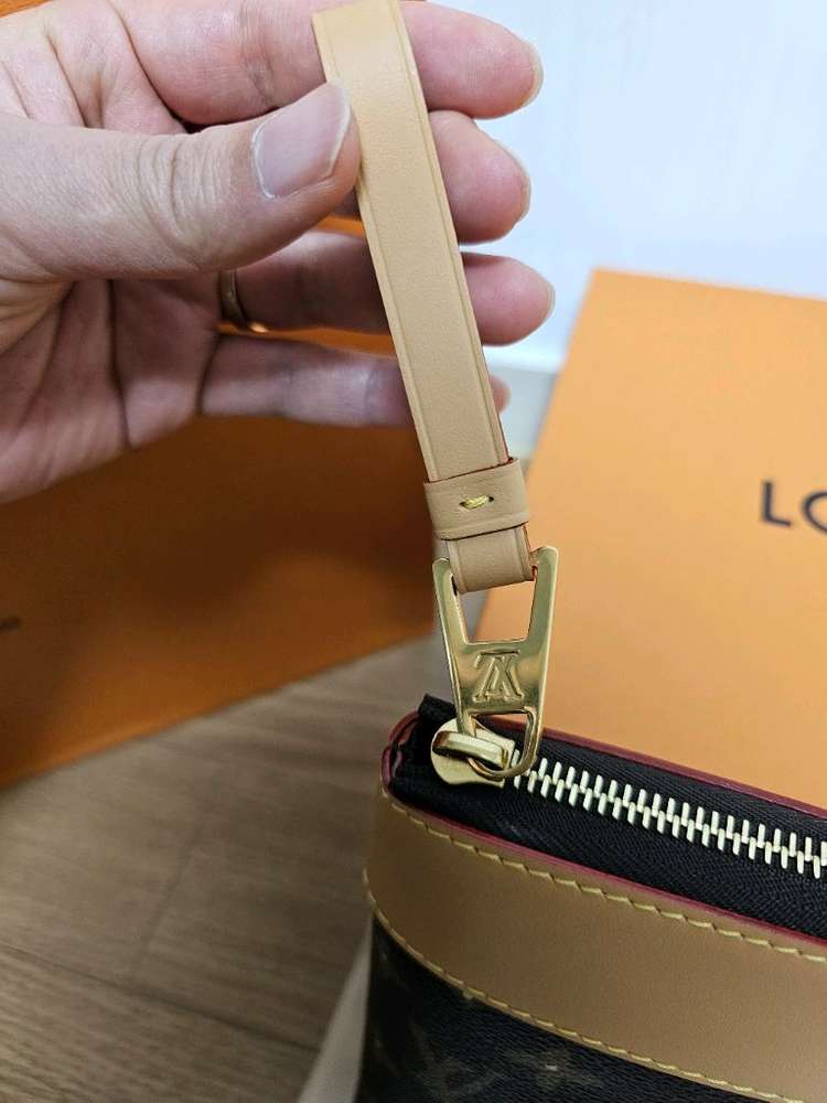 루이비통 타일러x퍼렐 강아지 초콜렛 포쉐트 클러치백 (새상품)--8