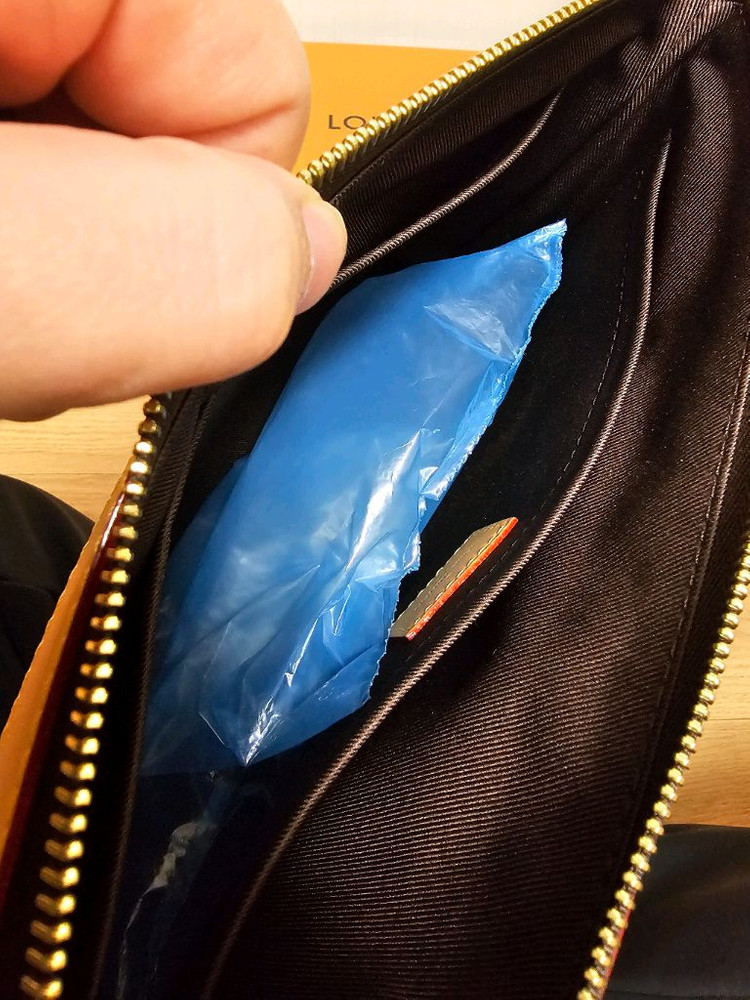 루이비통 타일러x퍼렐 강아지 초콜렛 포쉐트 클러치백 (새상품)--9