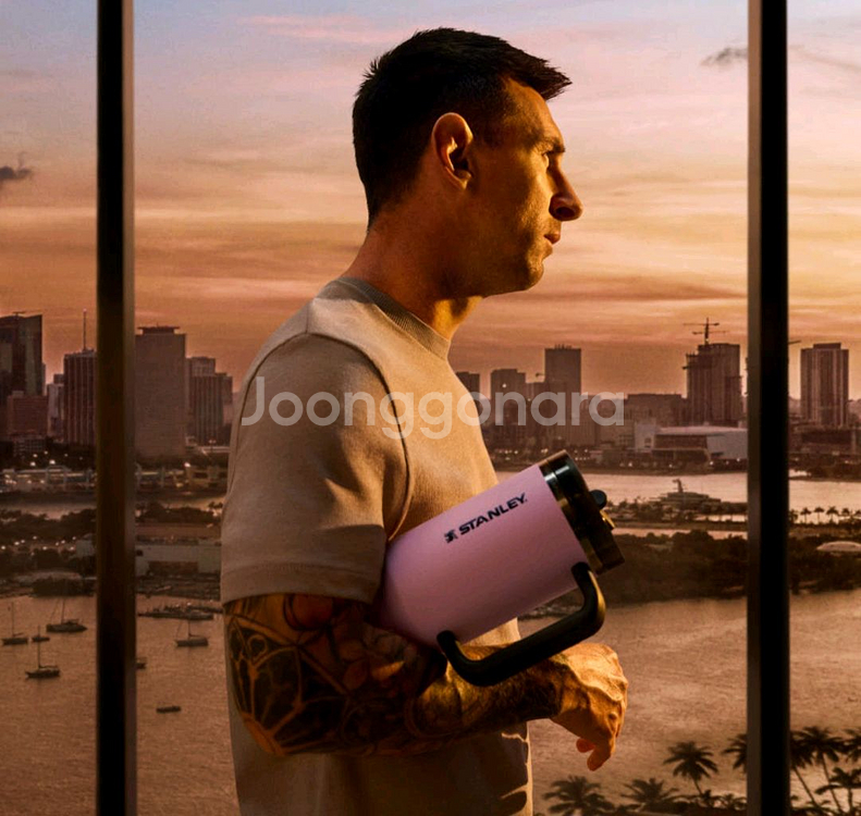 (새상품)스탠리 [MESSI X STANLEY] 퀜처 프로투어 플립 스트로 텀블러 1.18L 메시 고트 핑크 팝니다--4