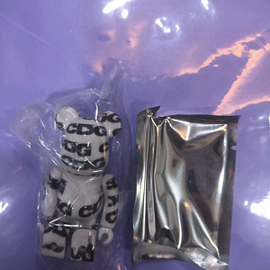 베어브릭44탄 슈퍼시크릿 꼼데 이미지