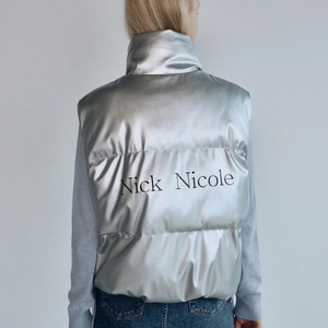 닉앤니콜 레더 로고 패딩 베스트 실버 (새상품)