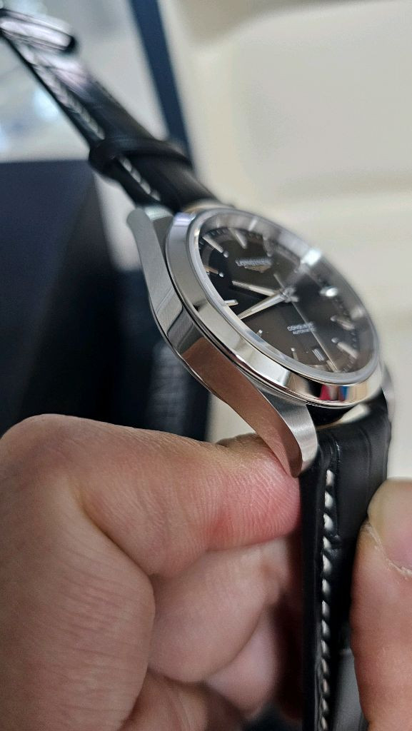 론진 콘퀘스트 38mm 블랙 L3.720.4.52.6 이미지