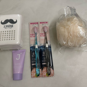 욕실용품 (칫솔, 칫솔꽂이, 샤워볼, 미니샴푸) 이미지