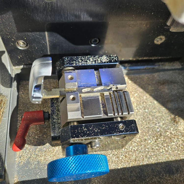 BMW 118d 차키 하나 남았을 때, 칼키 추가 제작이 정답 이미지