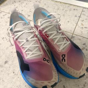 온러닝 클라우드붐스트라이크 260 러닝화