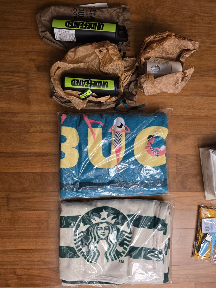 스타벅스 언디핏(언디피티드) 텀블러 , 비치타올 ,써모스 죽통 , 캠핑썸머체어( 캠핑의자 ) 판매합니다.--2