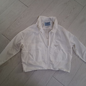 여성 흰색 프라다로고 바람막이 후드 잠바 사이즈 66-77