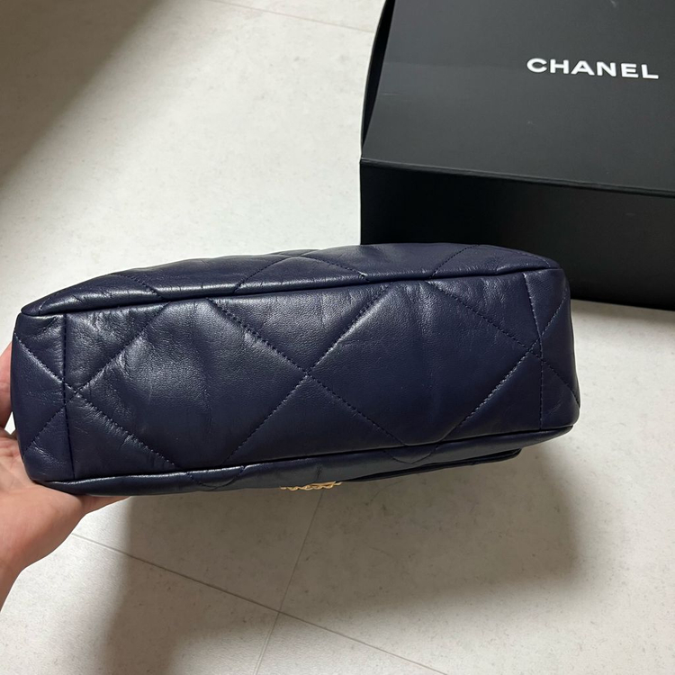 (AS1161) 샤넬 19백 램스킨 라지 네이비 30번대 토트 겸 크로스--4