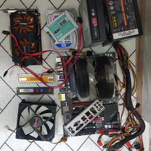 데스크탑 컴퓨터 부품 세트 이미지