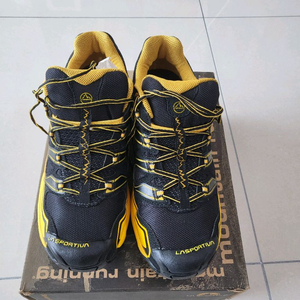 라스포르티바 트레킹화 280사이즈 판매합니다