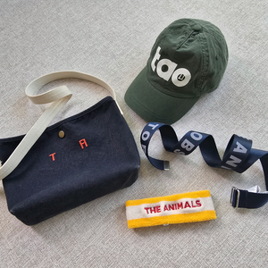 타오 모자, 크로스가방, 밸트, 헤어밴드