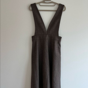 플라스틱 아일랜드 체크 멜빵원피스