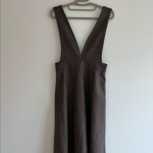 플라스틱 아일랜드 체크 멜빵원피스