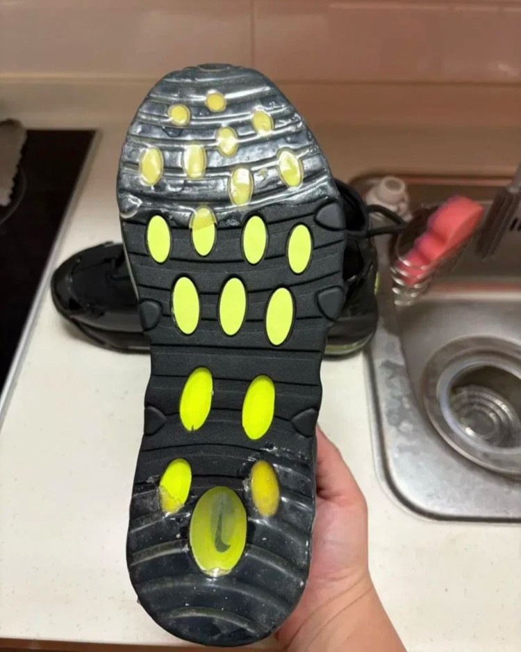 나이키 에어맥스 업템포 96 볼트 260--2