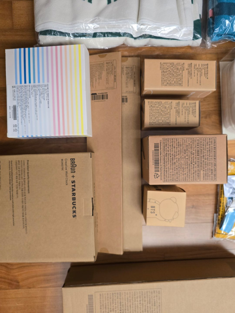 스타벅스 서머폴딩카트,플레이모빌 컬렉팅 플레이트 ,시계,bts 램프 ,더블샷잔 판매합니다. 이미지