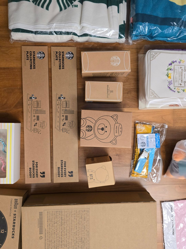 스타벅스 서머폴딩카트,플레이모빌 컬렉팅 플레이트 ,시계,bts 램프 ,더블샷잔 판매합니다. 이미지