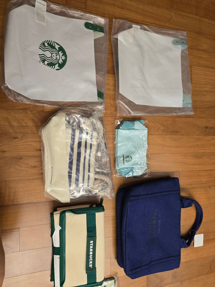 스타벅스 대한항공 버클업.베이프 장바구니.스프링북 파우치.리저브 파우치.팬톤 파우치.코스터.보냉백 판매합니다.--3