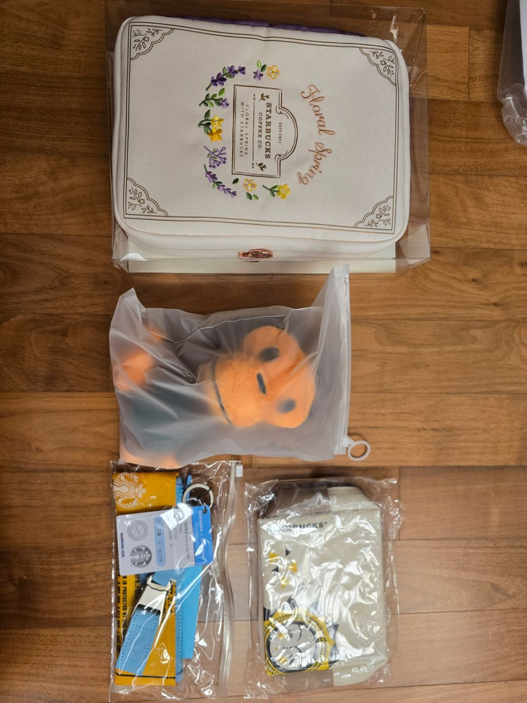 스타벅스 대한항공 버클업.베이프 장바구니.스프링북 파우치.리저브 파우치.팬톤 파우치.코스터.보냉백 판매합니다.--5