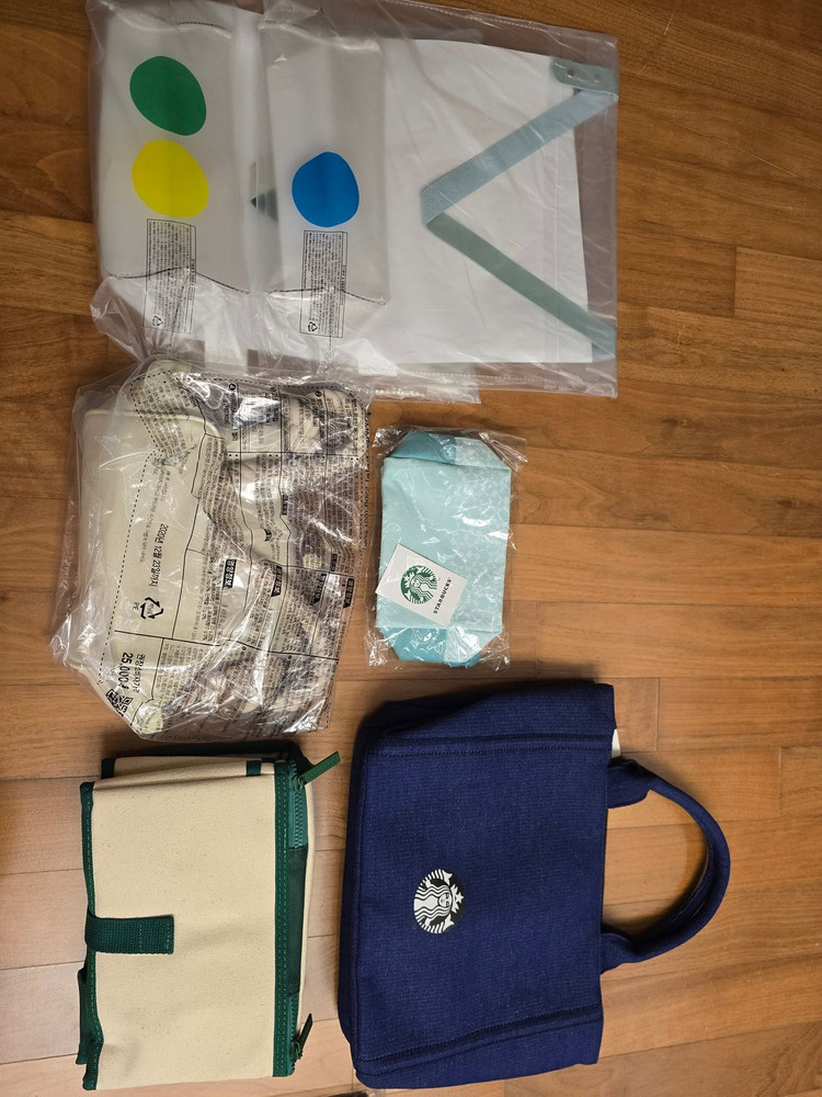 스타벅스 대한항공 버클업.베이프 장바구니.스프링북 파우치.리저브 파우치.팬톤 파우치.코스터.보냉백 판매합니다.--2