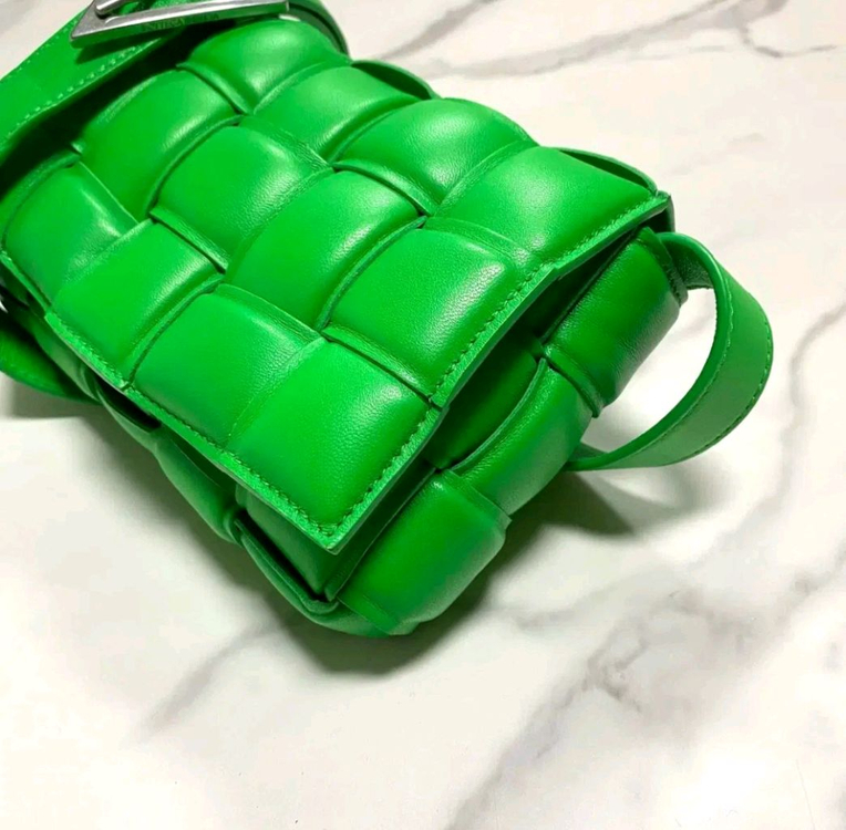 새상품급 보테가베네타 스몰 패딩 레더 카세트백 가방 패러킷 그린 정품--1