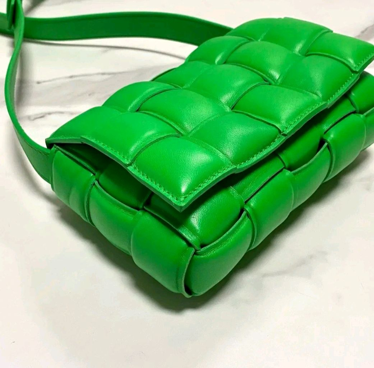 새상품급 보테가베네타 스몰 패딩 레더 카세트백 가방 패러킷 그린 정품--2