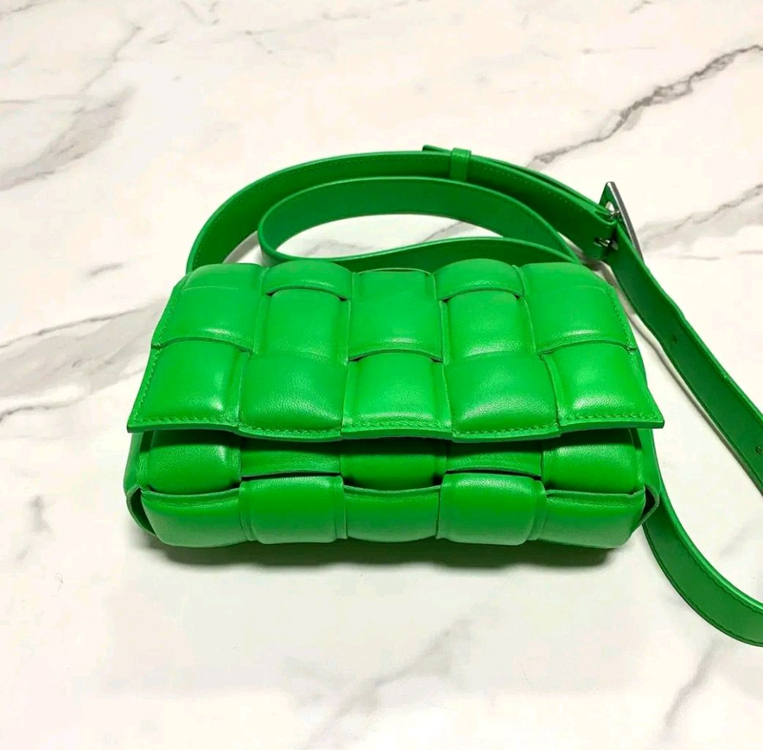 새상품급 보테가베네타 스몰 패딩 레더 카세트백 가방 패러킷 그린 정품--3