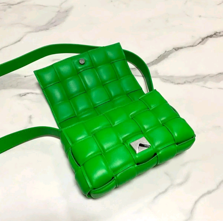 새상품급 보테가베네타 스몰 패딩 레더 카세트백 가방 패러킷 그린 정품--4