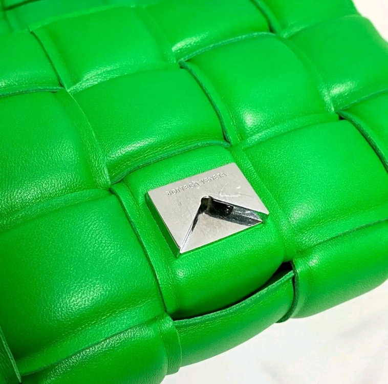 새상품급 보테가베네타 스몰 패딩 레더 카세트백 가방 패러킷 그린 정품--5