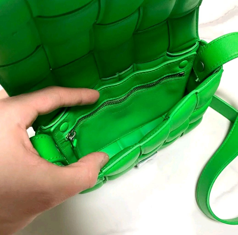 새상품급 보테가베네타 스몰 패딩 레더 카세트백 가방 패러킷 그린 정품--7