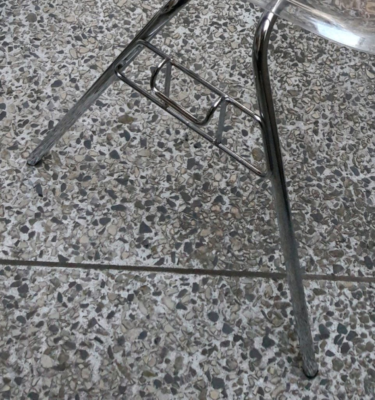 고급투명의자 이미지