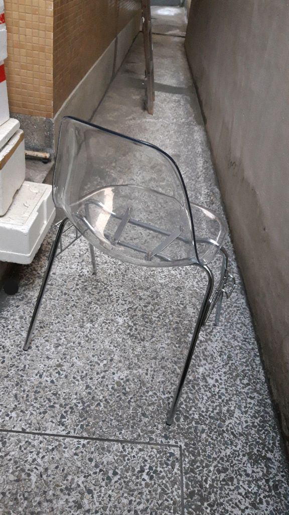 고급투명의자 이미지