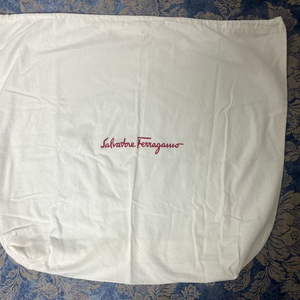 페라가모 더스트백