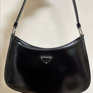 프라다 클레오 브러시드 가죽 숄더백