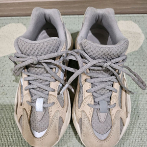 아디다스 이지 부스트 700 V2 크림 이미지