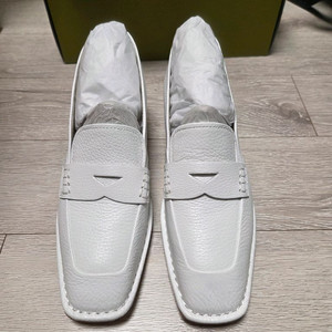 (새상품) 지스튜디오 소가죽 화이트 슬링백 (240)