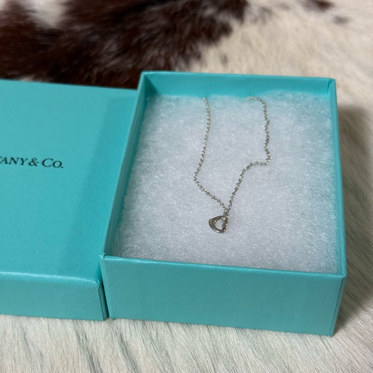 티파니앤코 엘사 퍼레티 오픈 하트 7mm 목걸이 판매합니다.--3