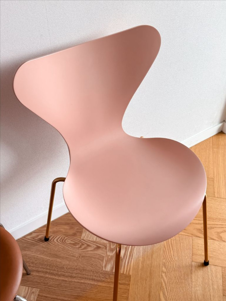 프리츠한센 세븐체어 60주년 한정 페일 핑크 이미지