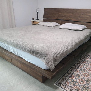 지누스 매트리스 원목 라지킹 침대 이미지