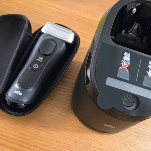 새상품) 브라운 8시리즈 소닉 전기면도기 세트 (8453CC) 팝니다